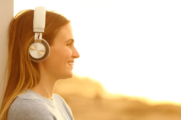 Müzik Dinleyen Kulaklık Takan Kumsalda Gün Batımını Izleyen Mutlu Bir — Stok fotoğraf