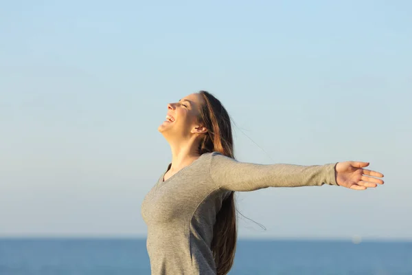 Seitenansicht Porträt Einer Glücklichen Frau Die Ihre Arme Ausstreckt Und — Stockfoto