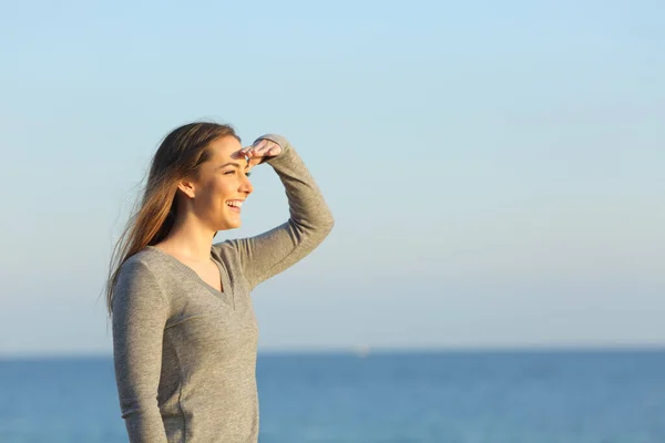 Mulher Feliz Procurando Olhar Para Horizonte Praia Com Mão Testa — Fotografia de Stock