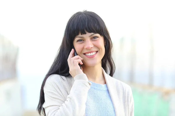 Visão Frontal Retrato Uma Mulher Feliz Falando Telefone Inteligente Olhando — Fotografia de Stock