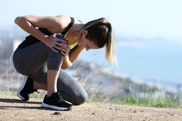 Corredor Lesionado Quejándose Solo Sufriendo Dolor Rodilla Suelo Las Afueras — Foto de Stock