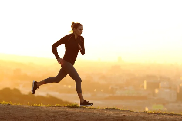 Mujer Corredora Corriendo Atardecer Aire Libre Las Afueras Una Ciudad — Foto de Stock