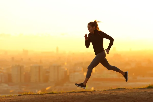 Gün Batımında Şehrin Eteklerinde Koşan Koşucu Bir Kadının Tüm Vücut — Stok fotoğraf