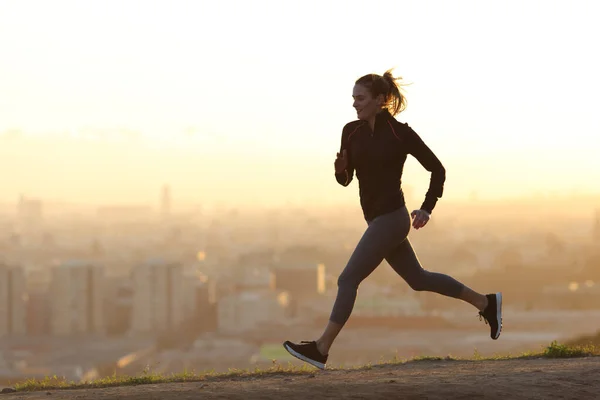 Jogger Fericit Jogging Singur Marginea Orașului Apus Soare — Fotografie, imagine de stoc