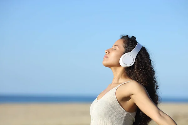 Kulaklık Takan Müzik Dinleyen Sahilde Temiz Hava Soluyan Latin Bir — Stok fotoğraf