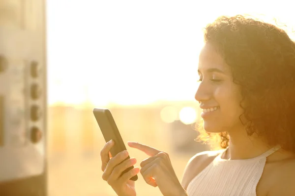 Ευτυχισμένη Λατίνα Γυναίκα Που Πληρώνει Παρκάρισμα Online Στο Έξυπνο Τηλέφωνο — Φωτογραφία Αρχείου