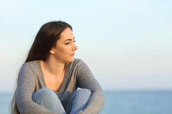 Melancholieke Vrouw Die Klaagt Terwijl Het Strand Zit Kijken — Stockfoto