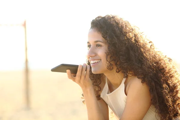 Jovem Latina Feliz Usando Sistema Reconhecimento Voz Seu Telefone Inteligente — Fotografia de Stock