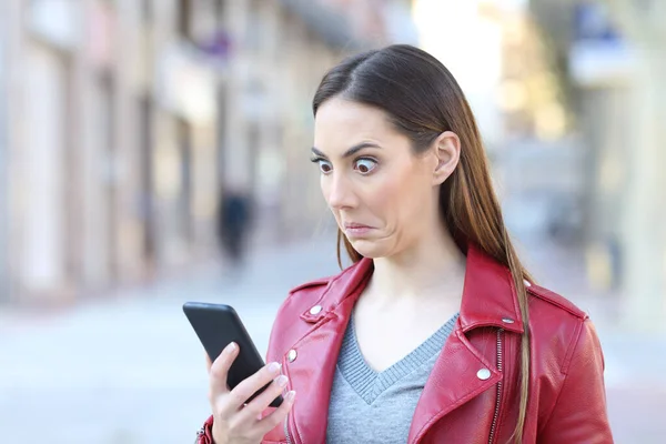 Verbijsterde Vrouw Kijkt Naar Smart Phone Nieuws Straat — Stockfoto