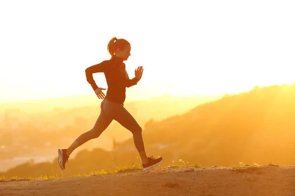 Profilo Una Runner Girl Che Corre Tramonto Montagna Con Una — Foto Stock