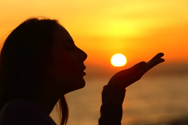 Profil Einer Frau Silhouette Bläst Oder Küsst Sonne Bei Sonnenuntergang — Stockfoto