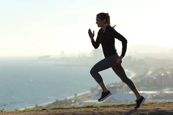 Perfil Mujer Corredora Silueta Corriendo Aire Libre Las Afueras Una — Foto de Stock