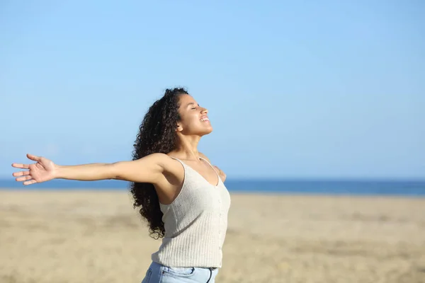 Entspannte Frau Mit Lockigem Haar Atmet Einem Sonnigen Tag Mit — Stockfoto