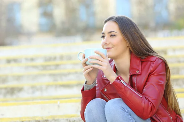 Mujer Relajada Con Chaqueta Roja Disfrutando Una Taza Café Las —  Fotos de Stock