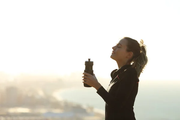 Profil Einer Läuferin Die Entspannt Frische Luft Atmet Und Eine — Stockfoto