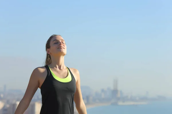 Glückliche Läufer Atmen Frische Luft Und Entspannen Sich Freien Stadtrand — Stockfoto