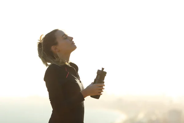 Retrato Una Chica Corredora Relajada Respirando Aire Fresco Sosteniendo Una — Foto de Stock