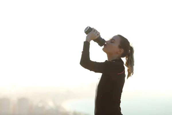 Profil Eines Läufers Der Nach Dem Sport Freien Trinkwasser Aus — Stockfoto