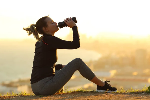 Side View Portrait Full Body Runner Woman Resting Hydrating Drinking — Stock Photo, Image