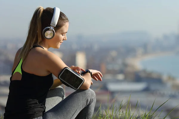 Runner Con Auriculares Comprueba Música Smartwatch Aire Libre Las Afueras — Foto de Stock