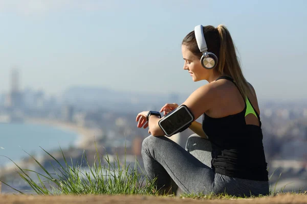 Rahatlamış Koşucu Kulaklık Takıyor Şehrin Varoşlarında Müzik Dinliyor — Stok fotoğraf