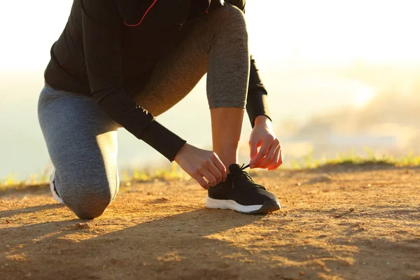 Läuferin Bindet Bei Sonnenuntergang Schnürsenkel Von Schuhen Auf Dem Boden — Stockfoto