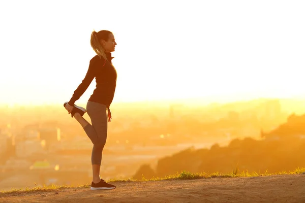 Perfil Cuerpo Completo Una Mujer Corredora Que Estira Pierna Sola — Foto de Stock