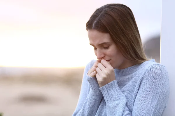 Chica Triste Quejándose Sola Pie Playa —  Fotos de Stock