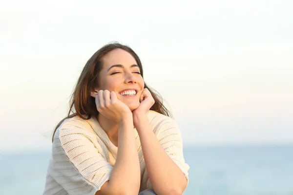 Mulher Satisfeita Com Olhos Fechados Sorrindo Desfrutando Dia Praia — Fotografia de Stock