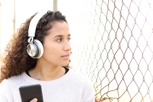 Ciddi Bir Latin Kız Müzik Dinliyor Elinde Akıllı Bir Telefonla — Stok fotoğraf