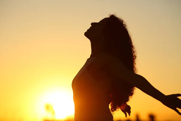 Silhouette Einer Dame Die Bei Sonnenuntergang Tief Frische Luft Atmet — Stockfoto