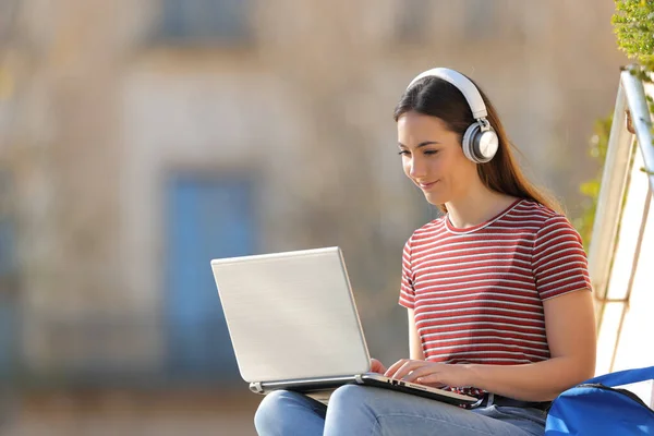 Student Mit Laptop Und Kopfhörer Sitzt Auf Dem Campus — Stockfoto