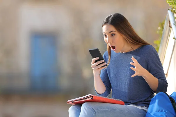 Έκπληκτος Φοιτητής Που Ελέγχει Κινητό Τηλέφωνο Κάθεται Έξω Πανεπιστημιούπολη — Φωτογραφία Αρχείου