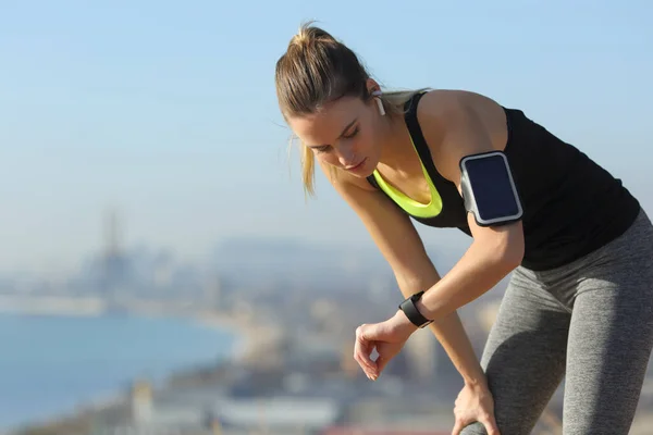 Stanco Corridore Controllo Pulsazioni Smartwatch Controllo Dopo Esercizio — Foto Stock