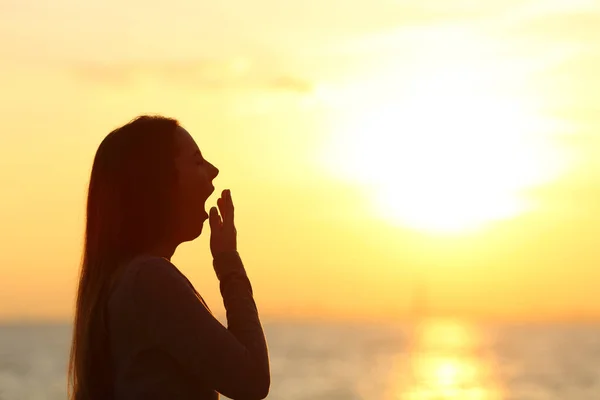 Silhouette Einer Müden Frau Gähnt Bei Sonnenuntergang Strand — Stockfoto