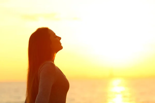 Porträt Einer Entspannten Frau Die Bei Sonnenuntergang Strand Tief Frische — Stockfoto