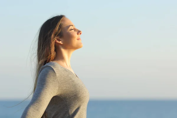 Side View Portrait Relaxed Woman Breathing Fresh Air Beach — Stock Photo, Image