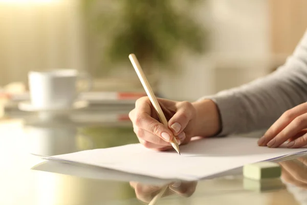 Close Mulheres Mãos Desenhando Com Lápis Papel Sentado Uma Mesa — Fotografia de Stock