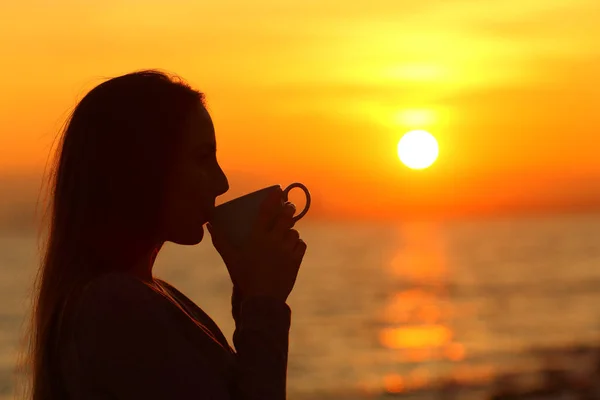 Side View Portrait Woman Silhouette Drinking Coffee Sunrise Beach — Stock Photo, Image