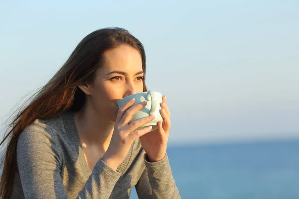 Mujer Tomando Café Mirando Hacia Playa Atardecer — Foto de Stock