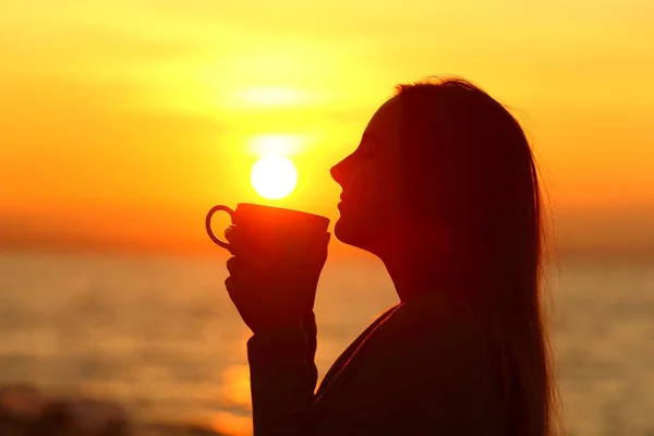 Προφίλ Μιας Γυναίκας Σιλουέτα Πίνοντας Καφέ Ξημέρωμα Στην Παραλία — Φωτογραφία Αρχείου
