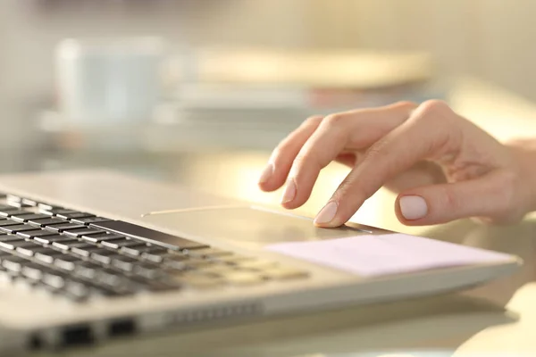 Close Van Vrouw Hand Drukken Touchpad Knop Laptop Een Bureau — Stockfoto