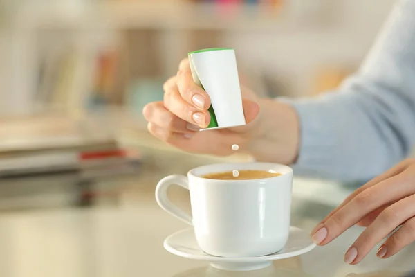 Närbild Kvinna Hand Kasta Sackarin Piller Kaffekopp Ett Skrivbord Hemma — Stockfoto