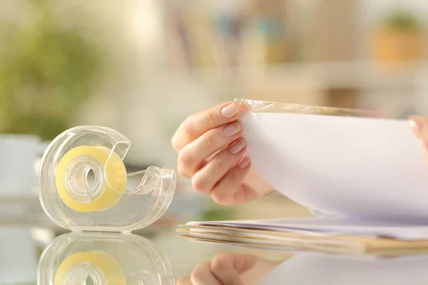 Primer Plano Las Manos Mujer Pegando Cinta Adhesiva Papel Escritorio — Foto de Stock