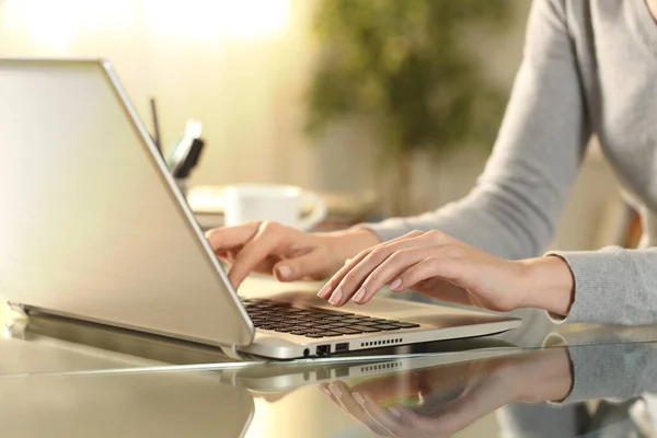 Primer Plano Las Manos Una Mujer Escribiendo Teclado Portátil Sentado —  Fotos de Stock