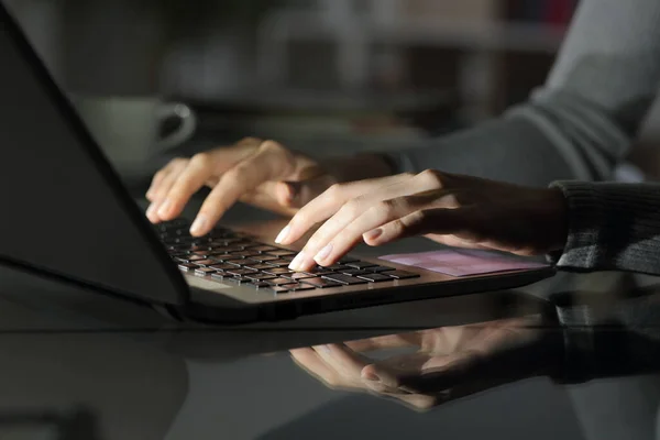 Närbild Kvinnor Händer Skriva Laptop Natten Ett Skrivbord Hemma — Stockfoto