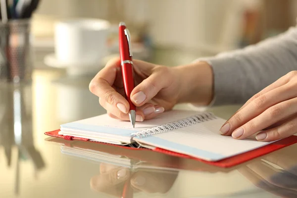 Primer Plano Las Manos Las Mujeres Escribiendo Notas Recordatorias Sobre — Foto de Stock