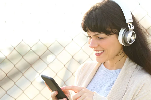 Mujer Adulta Feliz Escuchando Música Usando Auriculares Inalámbricos Usando Teléfono — Foto de Stock