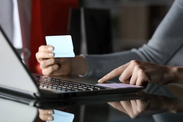 Blisko Kobiety Płacącej Laptopie Kartą Kredytową Biurku Domu Nocy — Zdjęcie stockowe