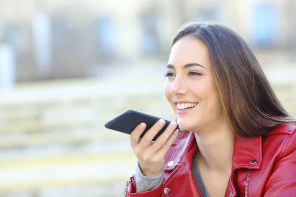 路上で携帯電話の音声認識を使用して赤い記録テキストで幸せな女性 — ストック写真